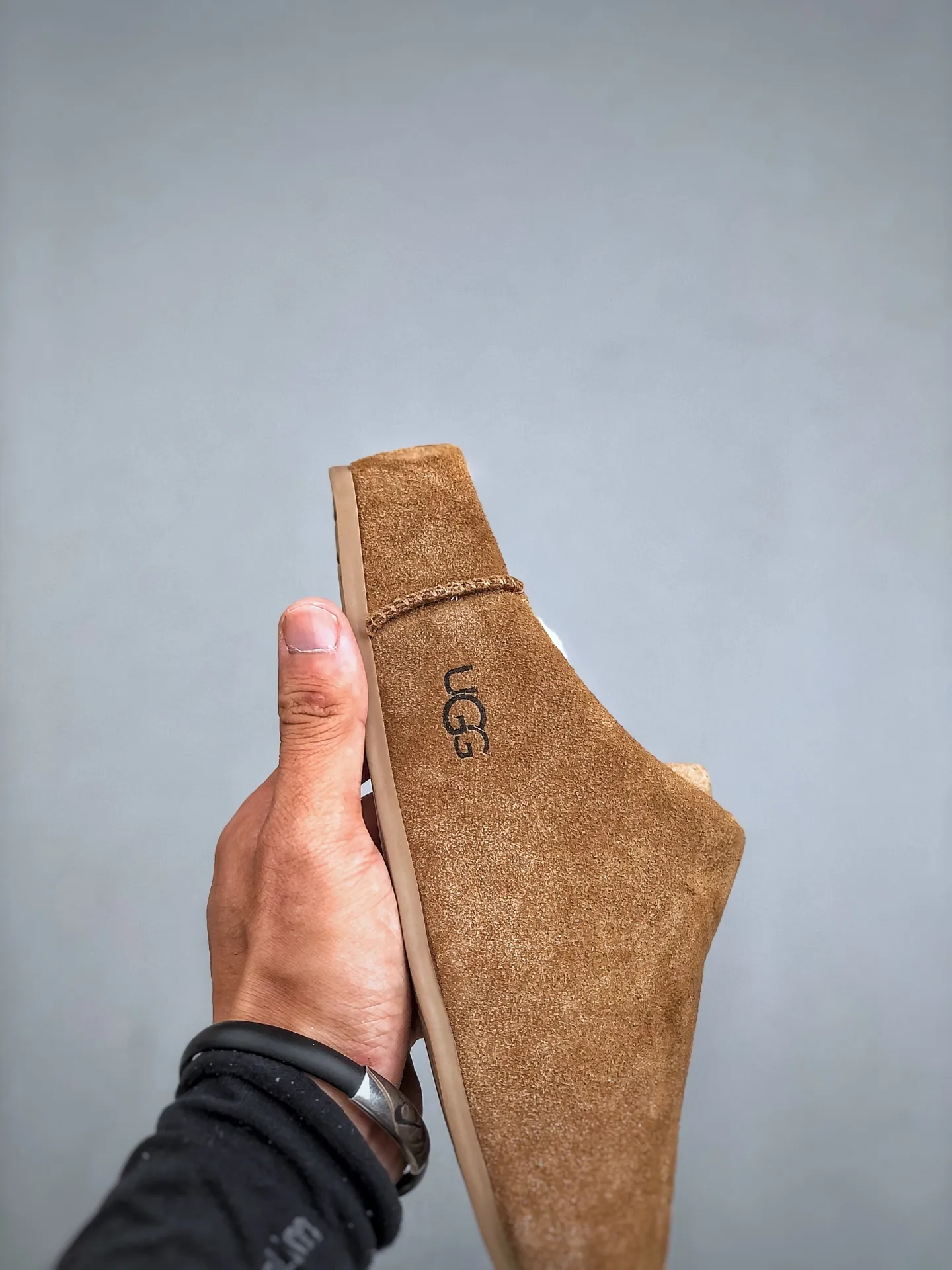 Local pick-up💰560 supports store placement. The top version of ugg on the market. 25 new models. UGG Classic Micro. Classic super mini. Classic boot type with lower cut design. Easy to match at home and out. Produced by a large foreign trade factory in Guangzhou. Toe to insole. Genuine sheep fur integrated. Independent outer box packaging. Chip with waterproof technology. Different from any version on the market. Independently developed original outsole and cashmere insole to keep you warm in winter and suitable for home use. In recent years, uug has launched a style series that is partially geared towards the preferences of young consumers and has also moved to the forefront of fashion trends. Shoe body material Water-repellent coated suede upper 17 mm UGGPURE™ implanted wool insole Lightweight non-slip and comfortable rubber outsole With brand LOGO trademark Comes with a full set of packaging Size: 35-40